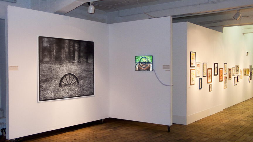 Blick in die Ausstellung in Trier und auf die beiden ausgestellten Bilder